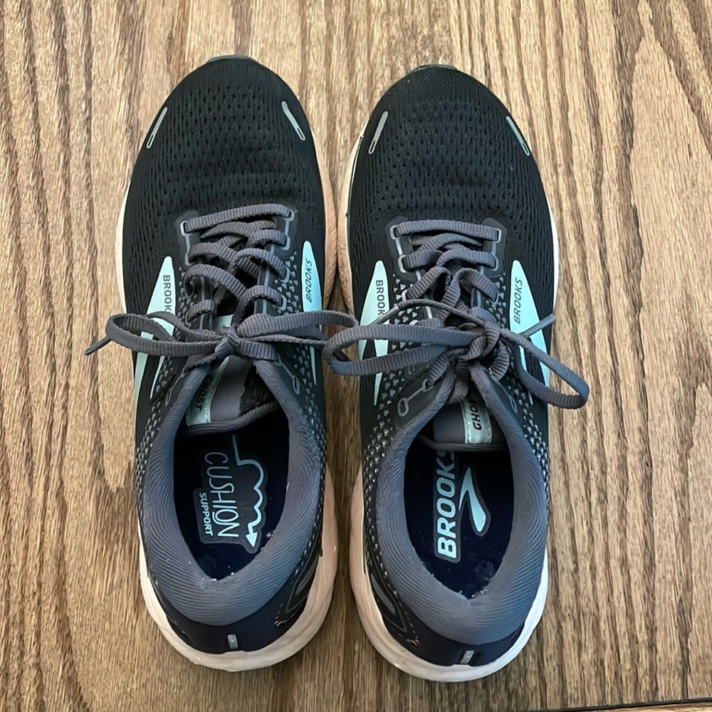 Brooks Ghost size 9